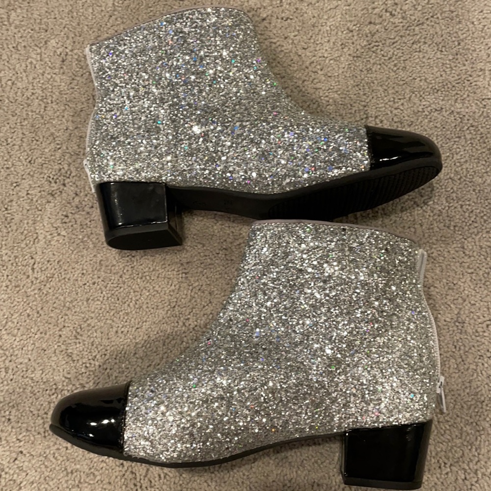 Girls silver glittery booties with patent black leather. Size 6 in big girls.